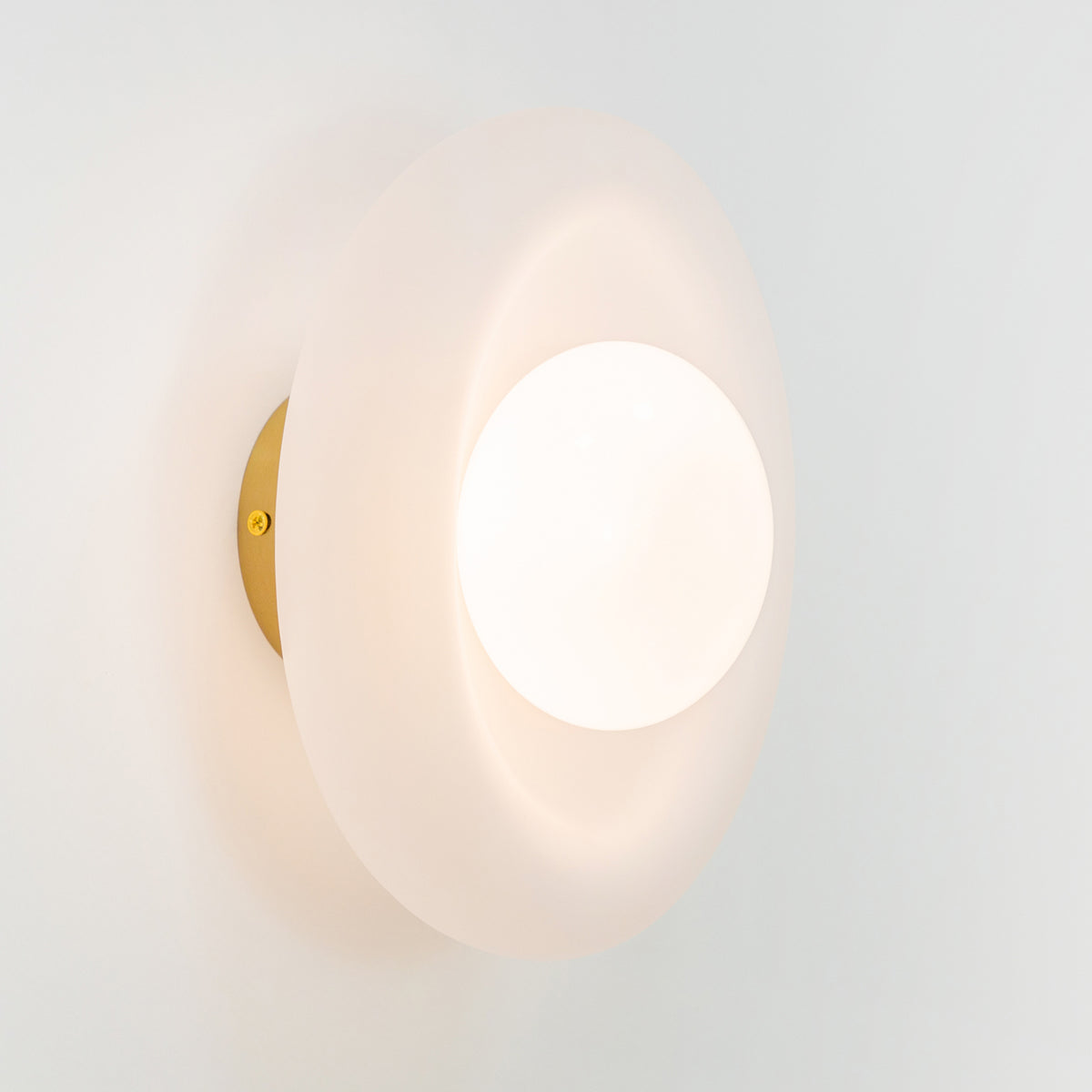 Arandela Lúcio Dourado e Vidro Jateado/Opalino 1xG9