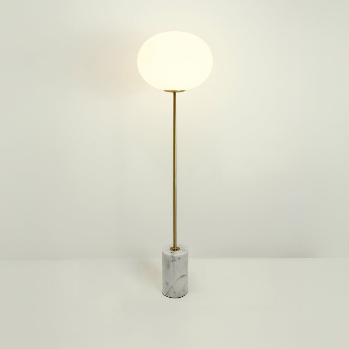 Luminária de Piso Coluna Pinna Opalino e Dourado 1xE27