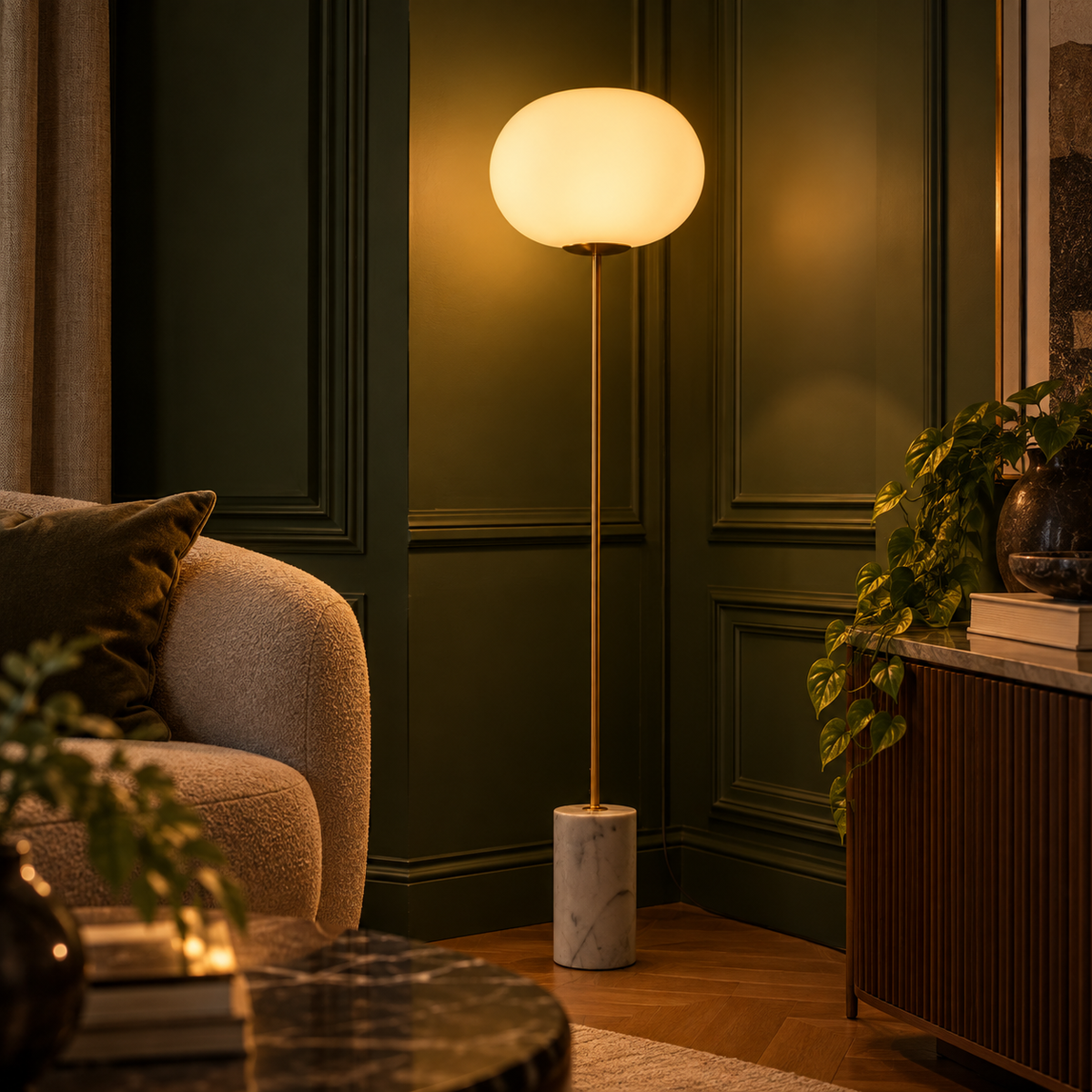 Luminária de Piso Coluna Pinna Opalino e Dourado 1xE27
